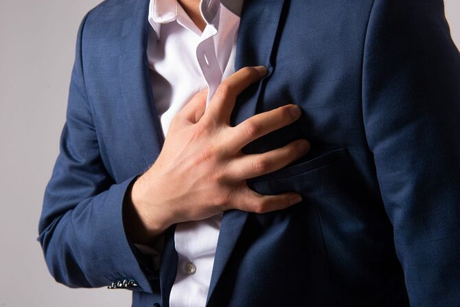 胸を押さえる男性