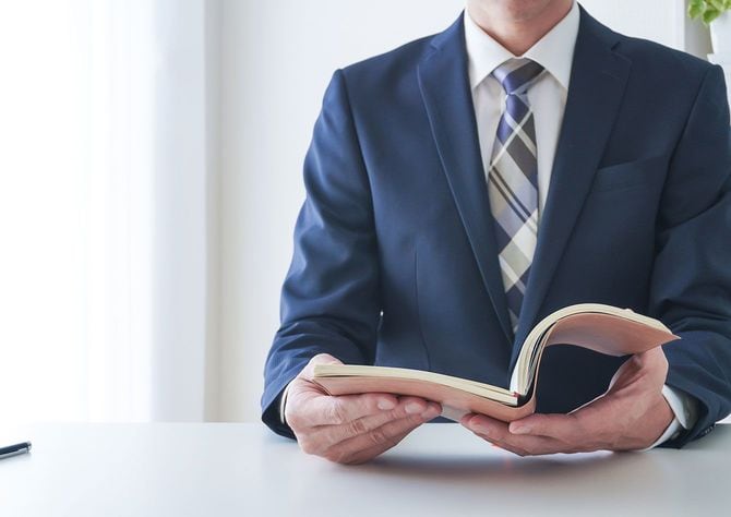 本を読むビジネスマン