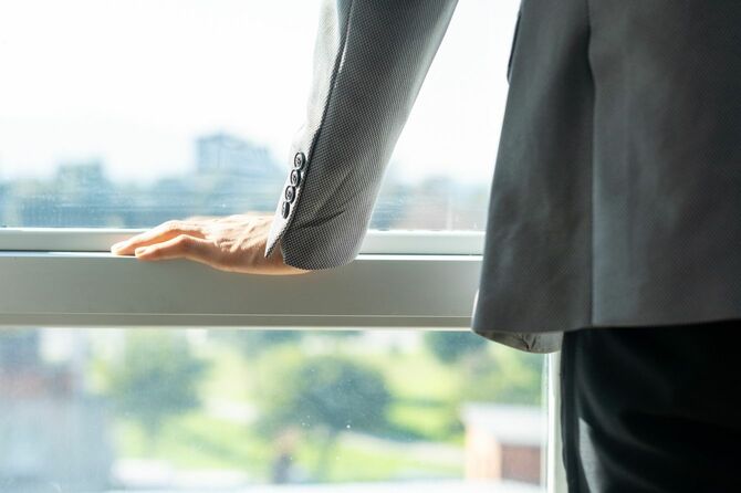 窓の外を眺める人の手