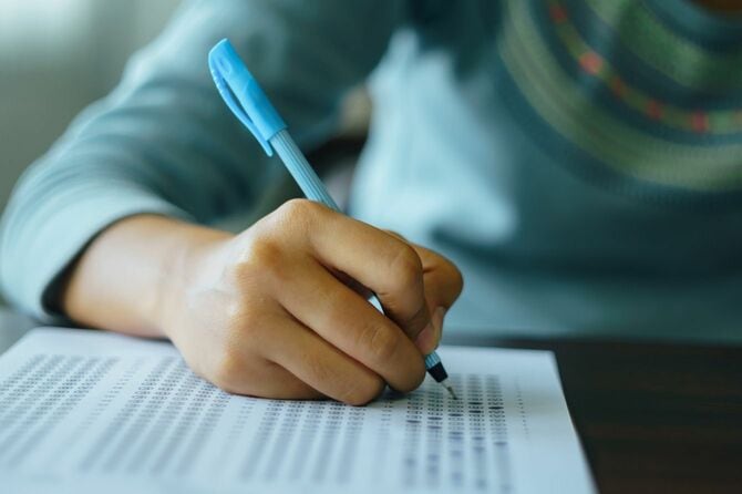 マークシートの解答用紙を記入する学生