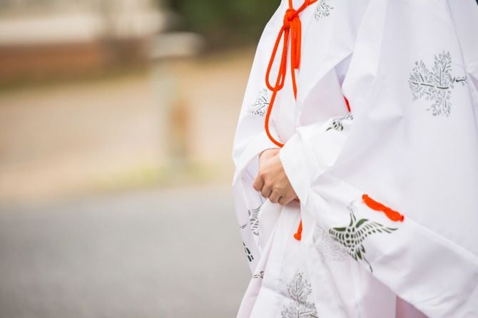 巫女服を着た女性