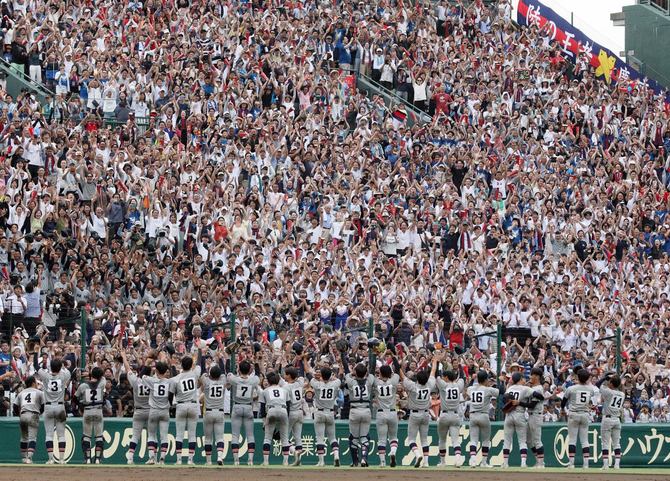 107年ぶりの優勝に盛り上がる慶應の応援席=2023年8月23日、甲子園