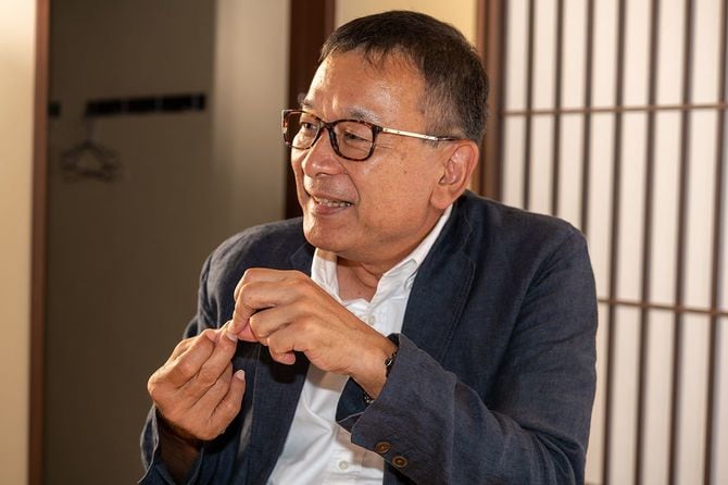 2014年にチェアマンに就任した村井満さん。任期最終年の2021年には毎週1枚の色紙を用意して、朝礼を開いた。色紙の「まずは関係性の質から。半径10mを大切に」の意味とは――。