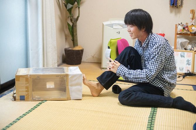 蚊に足の匂いを嗅がせている田上さん