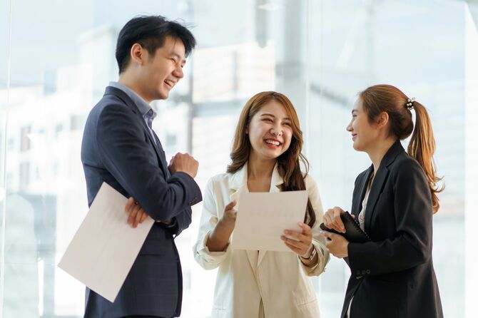 若いビジネスマンのグループ