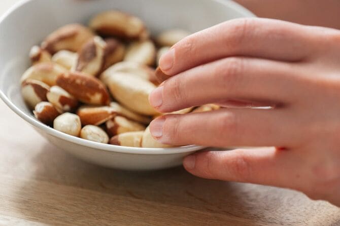 白い器に入ったナッツ