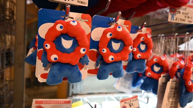 店頭に並んだミャクミャク