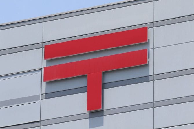 日本郵便の看板、ロゴ。=2025年6月20日、大阪府