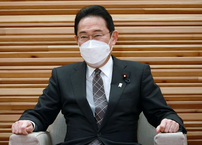 閣議に臨む岸田文雄首相(中央)=2022年4月5日、首相官邸