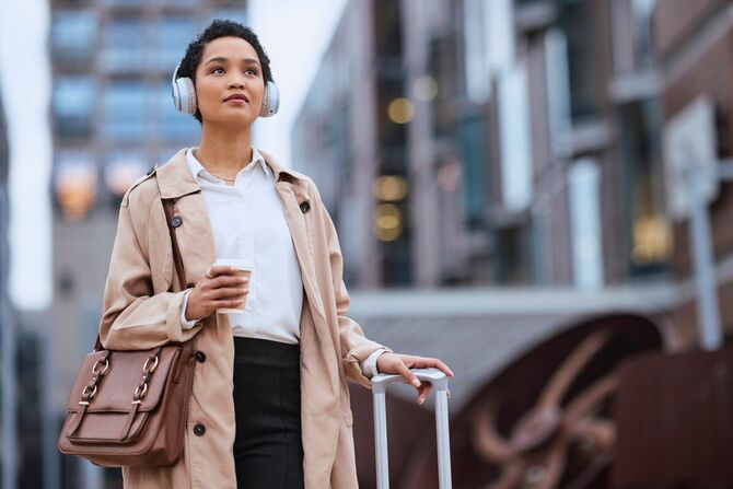 ヘッドフォンでラジオを聴くビジネスウーマン