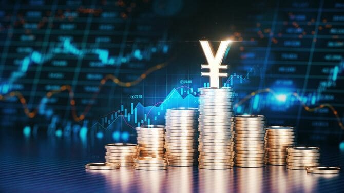 背景の金融チャートの前にあるコインの山の上にある日本円の記号