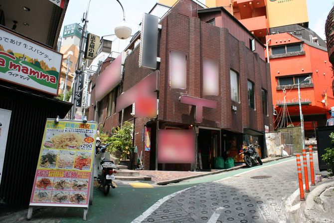 怪しい大人の店が路地にひしめく道玄坂小路