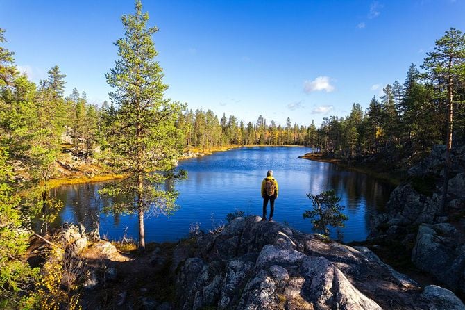 フィンランドの森の中の湖