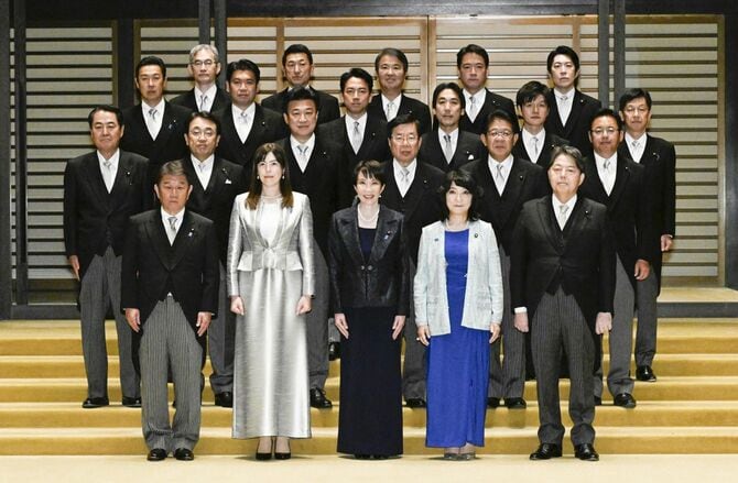 命式と認証式を終え、写真に納まる高市早苗首相（前列中央）と閣僚ら