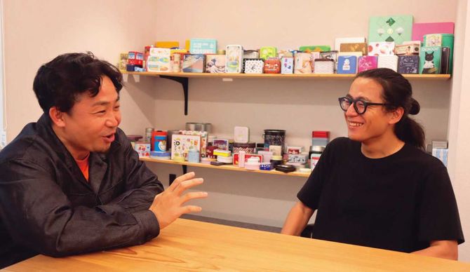 側島製罐を訪れた岩田真吾さん（左）と、6代目の石川貴也さん