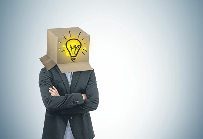 アイデアボックスを頭に被ったビジネスマン
