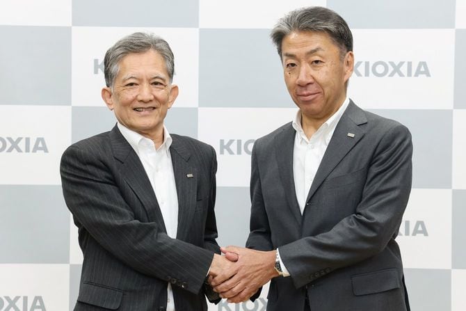 キオクシアホールディングス社長交代会見。写真は右から太田裕雄次期社長、早坂伸夫社長。=2026(令和8)年1月29日、都内