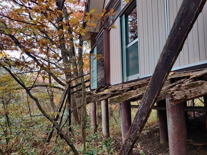 筆者が処分を手伝った古別荘。価格をつけることはできず、無償で手放すために6か月以上の月日と費用を要した。（群馬県長野原町）