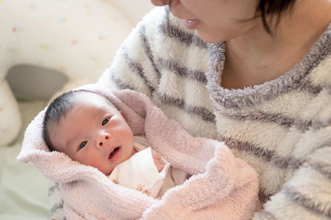 乳幼児を抱く母親