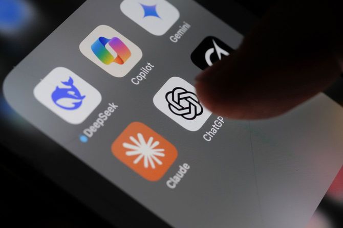 スマホ画面上のChatGPTアプリのアイコンを、指でタップしようとしている様子