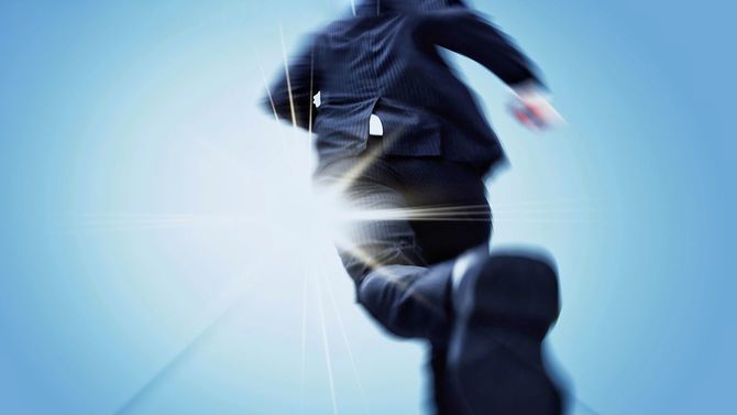 目標に向かって走るビジネスパーソン