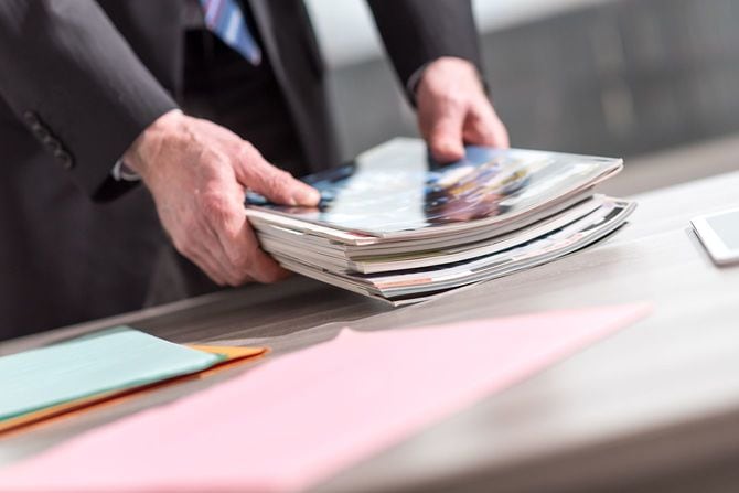 雑誌を持つビジネスマンの手