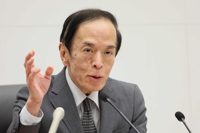 記者会見する日銀の植田和男総裁
