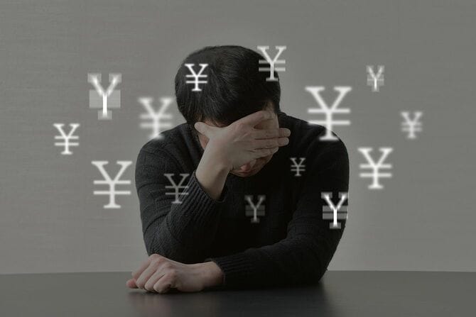 お金の問題に苦しむ男の画像