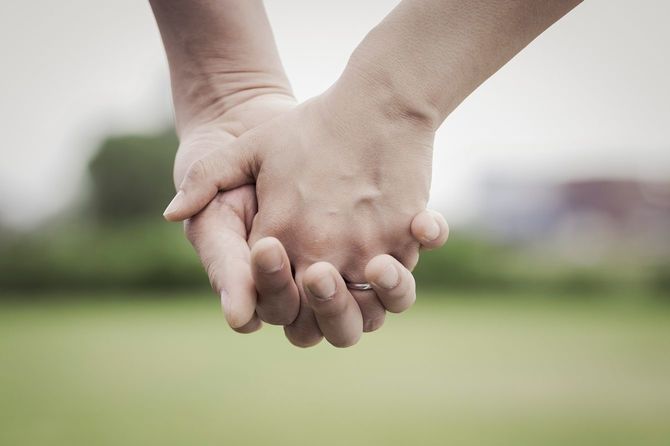 手をつないでいるカップル