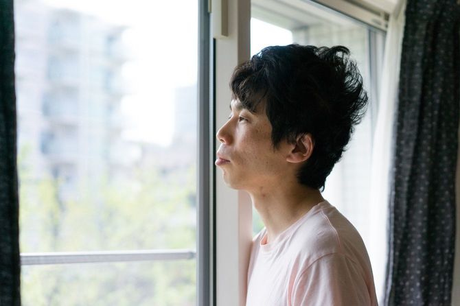 寝ぐせが目立つ起き抜けの男性