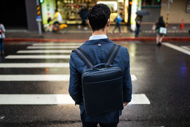 バッグを背負った男性