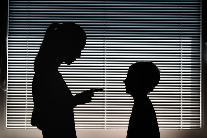 子供をしつけている母親