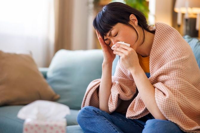 発熱と頭痛のある女性