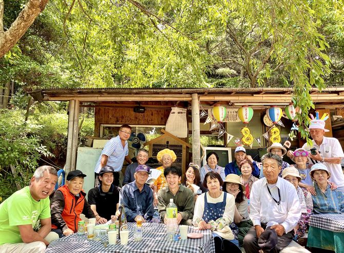 炭焼きを担当する職人さんたちの誕生会