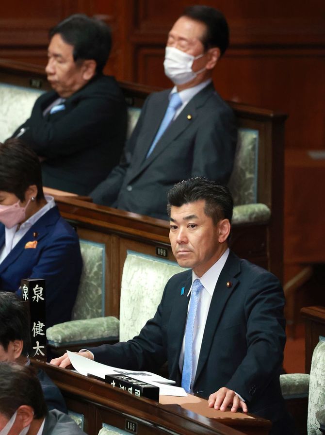 衆院本会議に臨む立憲民主党の泉健太代表（手前）。奥右は小沢一郎氏。奥左は枝野幸男前代表＝2023年4月14日、国会内