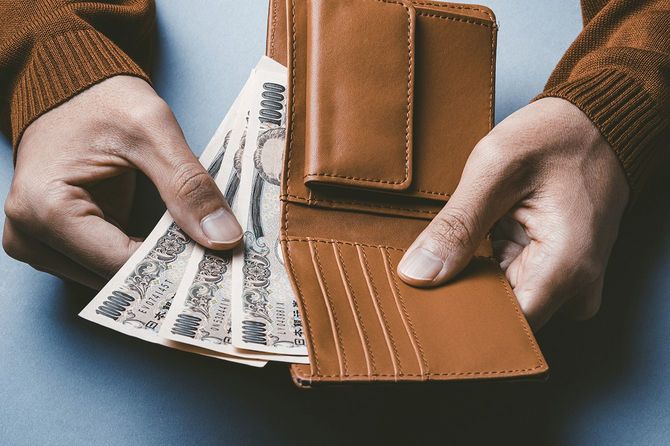 財布からお札を出す人