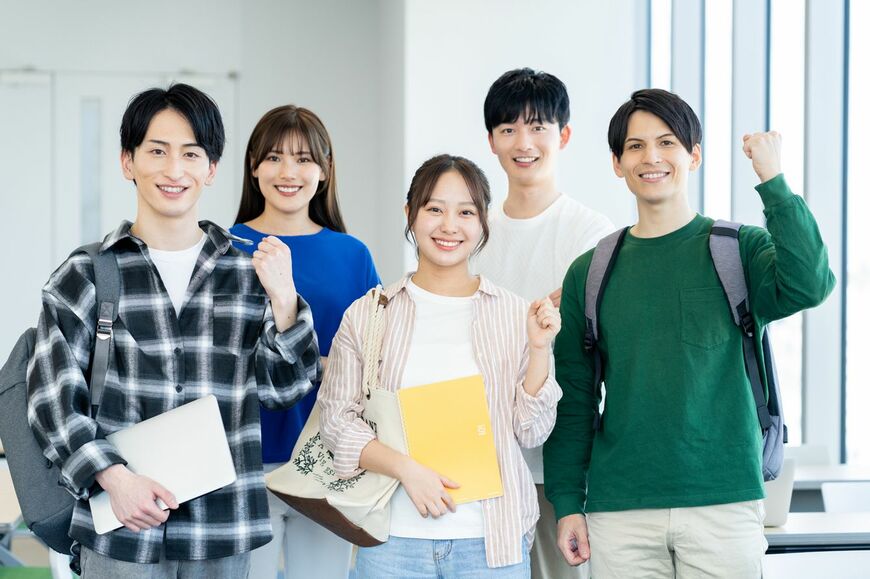 キャンパスを歩く学生のグループ