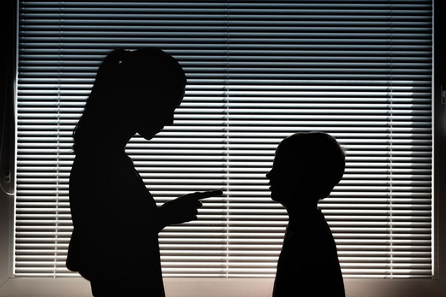 子供をしつけている母親