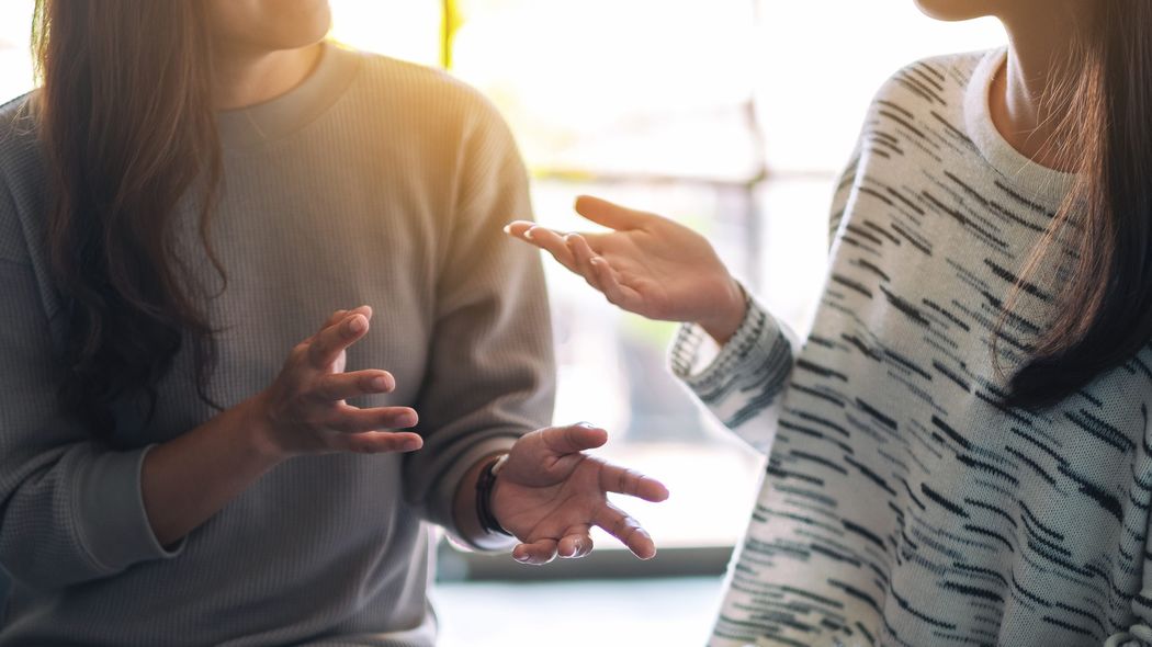 こうすれば一気に｢話しやすい人｣になれる…心理カウンセラーが使っている｢大げさな相槌｣7パターン 首の付け根あたりから､首を縦に大きく動かす