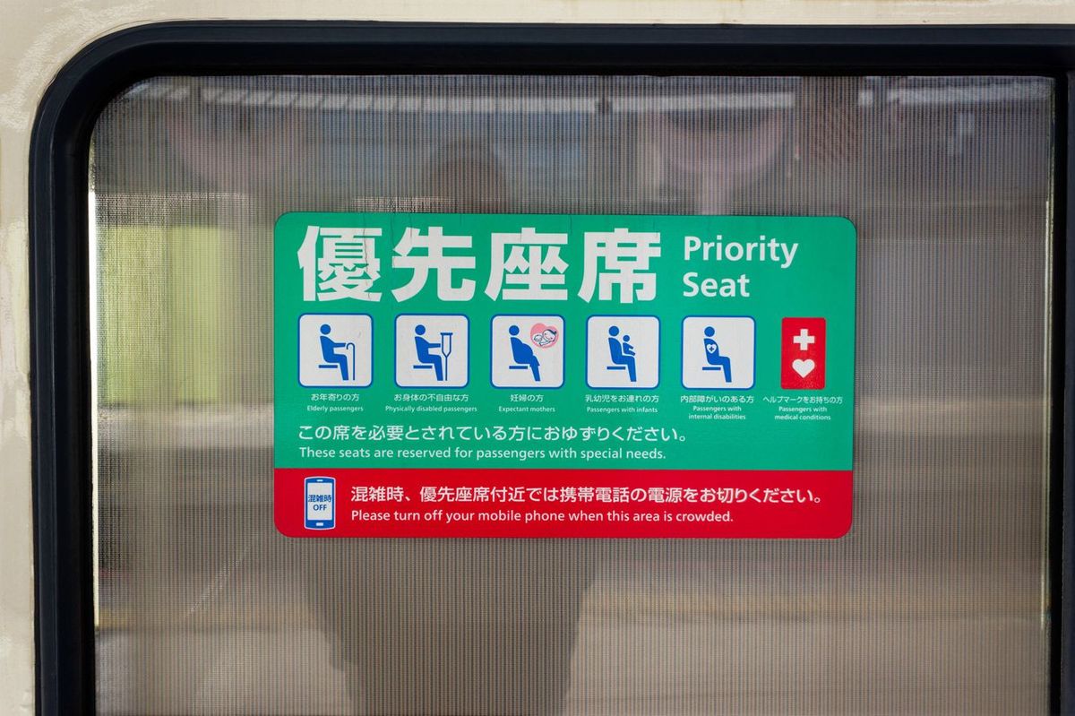 優先席の目安が記載された日本の旅客列車の車外案内表