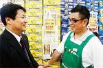 写真右から笈川裕久氏（河内屋）、古橋康久氏（サッポロ）。小売店舗でのビールの配置がシェア通りとは限らない。店長の心は揺れ動く！