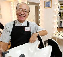 <strong><56歳で資格取得>藤田 巖</strong><br>1941年、東京都生まれ。日本大学法学部卒業後、富士通信機製造（現・富士通）に入社。営業推進部長などを歴任後、99年に定年退職。2001年、横浜市栄区に福祉美容室「カットクリエイト21」を開業、現在は東京に支店も。同業者間ネットワーク強化を目的に「LLP全国訪問理美容協会」を創設、理事長就任、福祉美容の普及に尽力する。