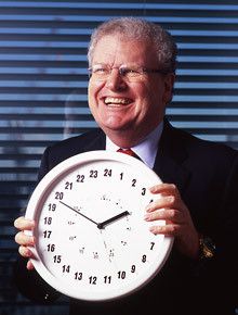 <strong>ソニー会長 ストリンガー<br></strong><em>―Howard Stringer</em><br>1942年、英国ウェールズ生まれ。<br>オックスフォード大学を卒業し、米CBSへ。<br>報道番組の制作、放送部門社長などを経て、97年、ソニー米国法人社長。<br>2005年から現職。