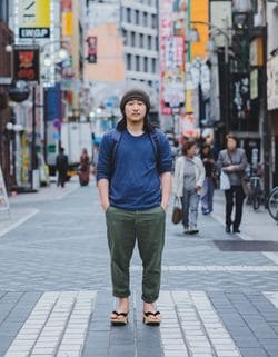 人にご飯を奢られて生計を立てている、24歳無職のプロ奢ラレヤー氏（撮影＝上原朋也）