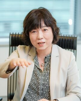 三菱電機株式会社 上席執行役員 ビジネスイノベーション本部長 松原公実 Komi Matsubara 東京藝術大学を卒業し、1992年4月入社。デザイナーとして家電製品のデザインにとどまらず、製品企画のアイデアづくりや事業コンセプト提案など広義のデザインに携わる。2015～17年内閣府へ出向。22年統合デザイン研究所長、23年4月から開発本部の開発業務部長。24年4月からビジネスイノベーション本部副本部長、25年4月から現職。