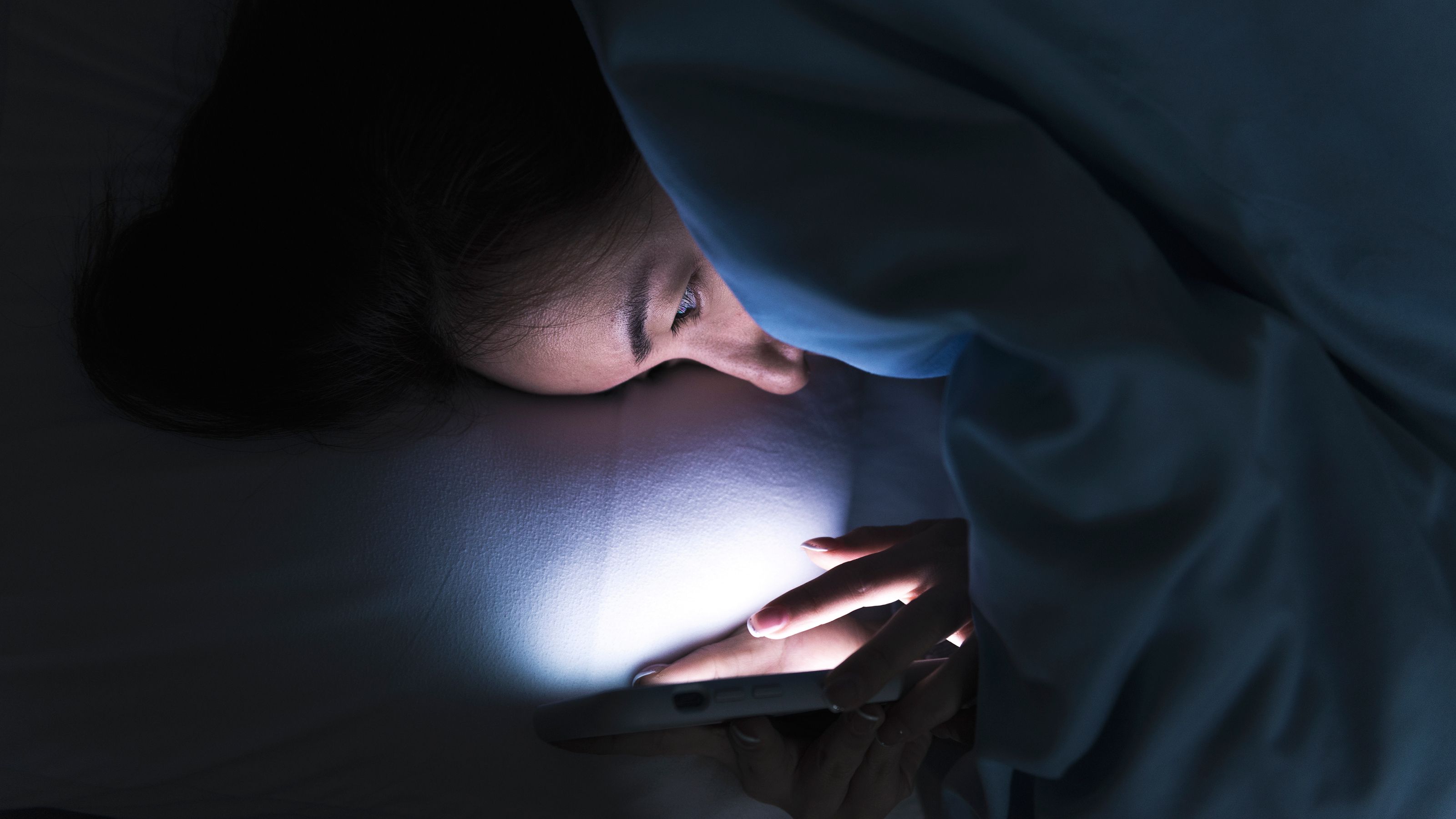 スマホの夜間モードは意味がない…大学教授が「ベッドにスマホを持ち込むな」と語るこれだけの理由 ネガティブなコンテンツが脳を覚醒させている ...