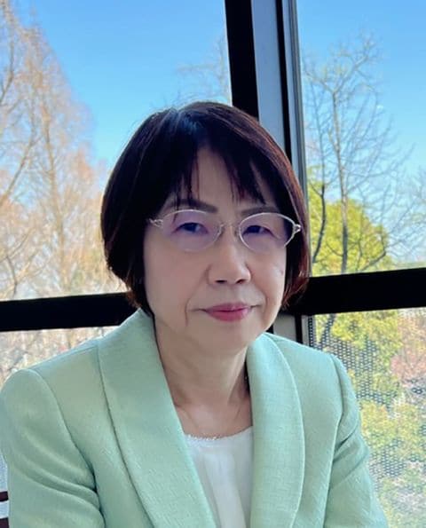 国立医薬品食品衛生研究所衛生微生物部部長、麻布大学などを経て現職。内閣府食品安全委員会カビ毒・自然毒専門調査会委員を長年務め、日本食品衛生学会、日本防菌防黴学会、日本マイコトキシン学会など多数の学会でも会長、理事などを歴任