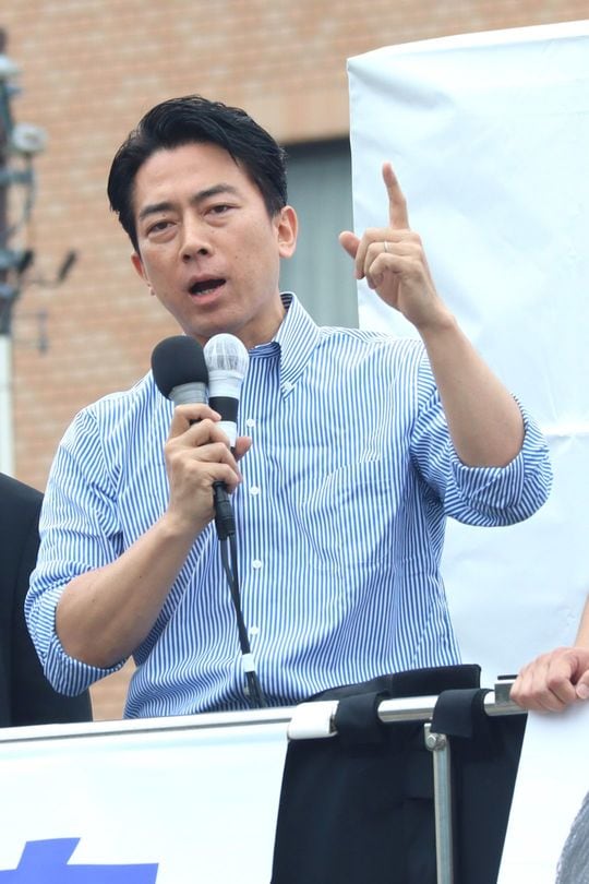 街頭演説する小泉進次郎農林水産相=2025年7月4日、秋田市