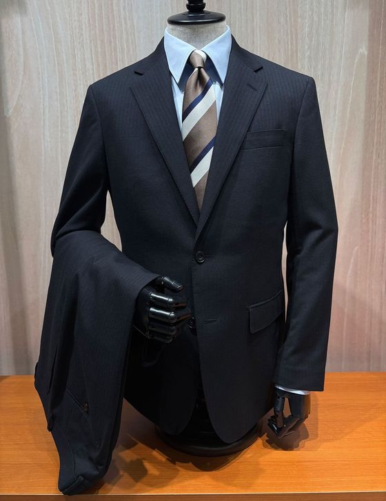 ブラックスーツのコーデ例