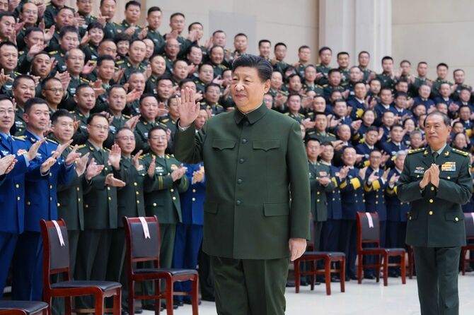 2024年2月2日、中国・天津市の天津市に駐留する軍隊を訪問する中国の習近平国家主席